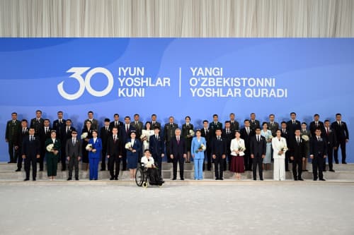 President presents state awards to outstanding young people
