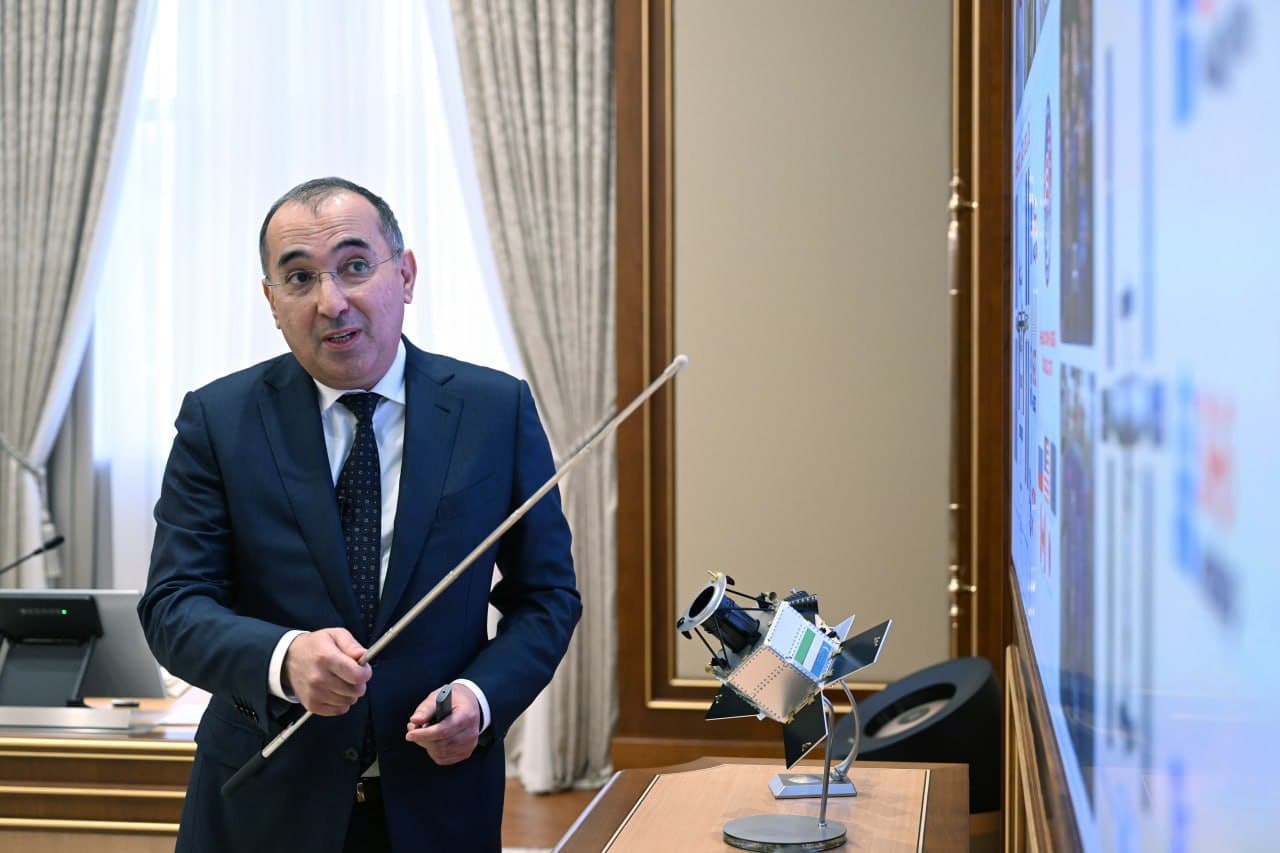 Рассмотрены предложения по запуску в космос искусственного спутника и подготовке первого отечественного космонавта