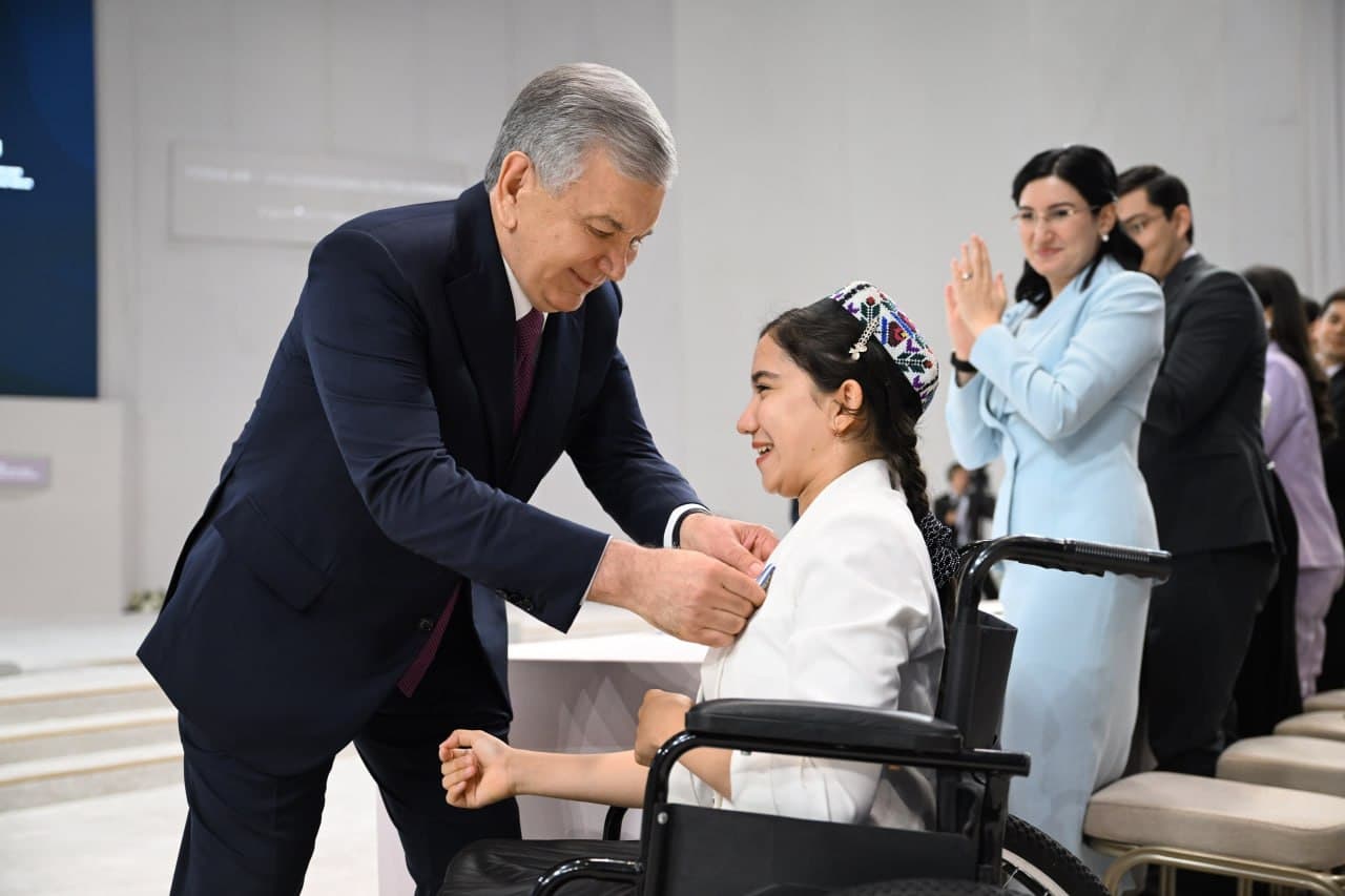 President presents state awards to outstanding young people