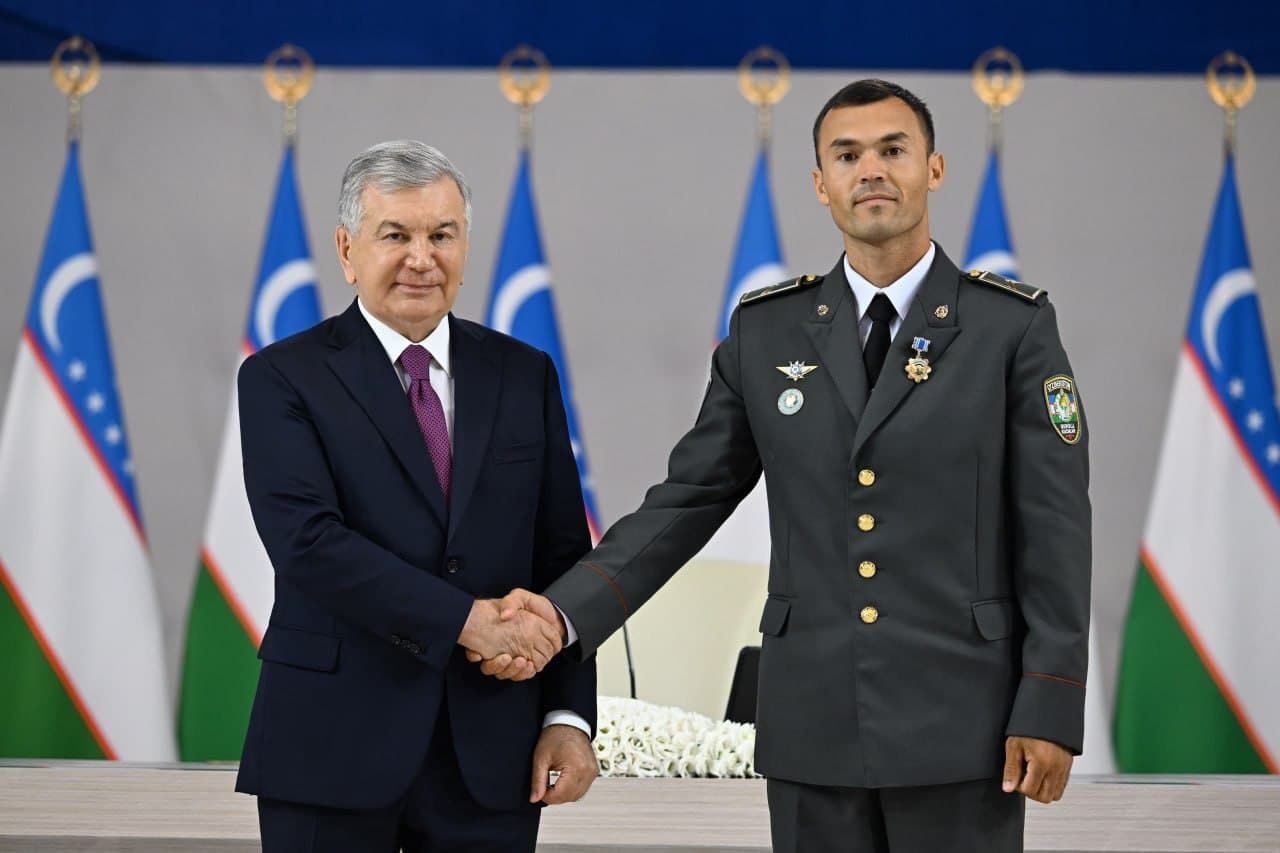 President presents state awards to outstanding young people