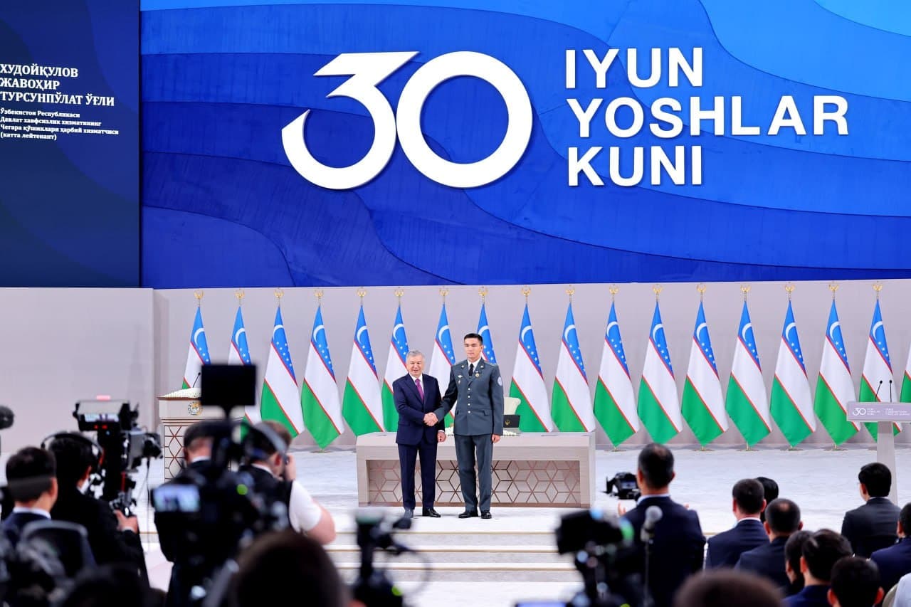 President presents state awards to outstanding young people