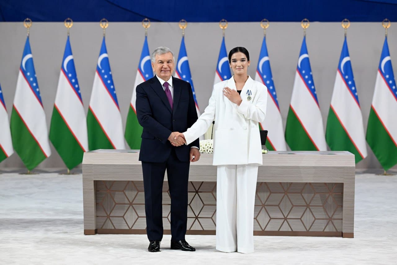 President presents state awards to outstanding young people